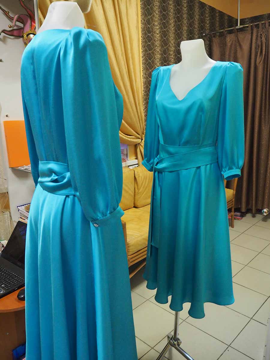 Бирюзовое платье прилегающего силуэта с V