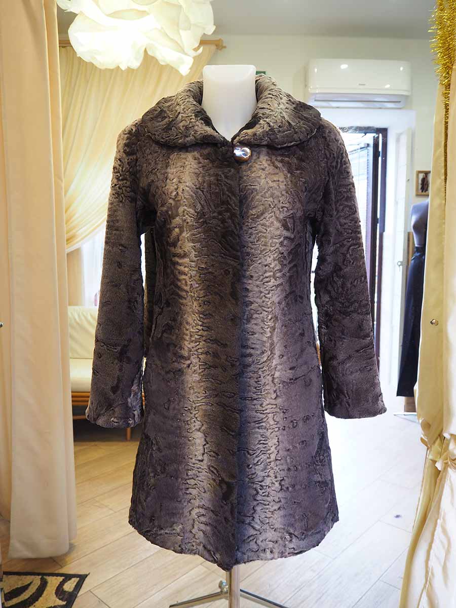 Частичный перекрой шубы из меха каракуля