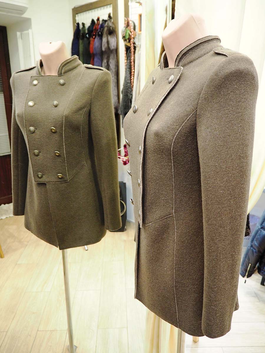 Двубортный жакет в стиле милитари