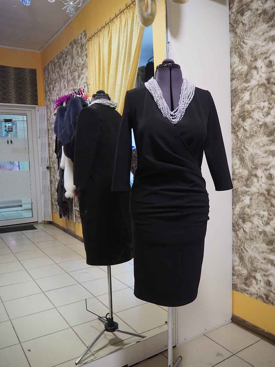 Элегантное черное запашное платье