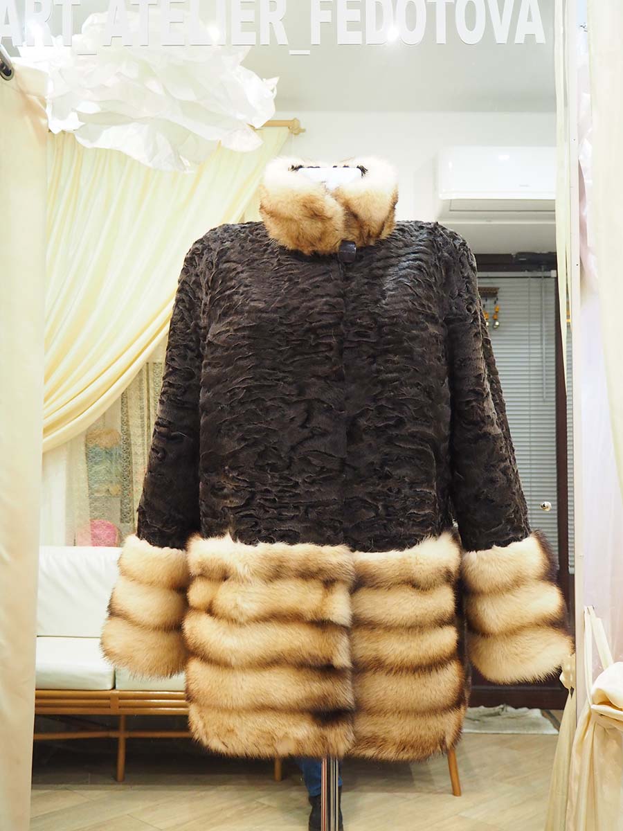 Каракулевое полупальто с отделкой из меха хорька