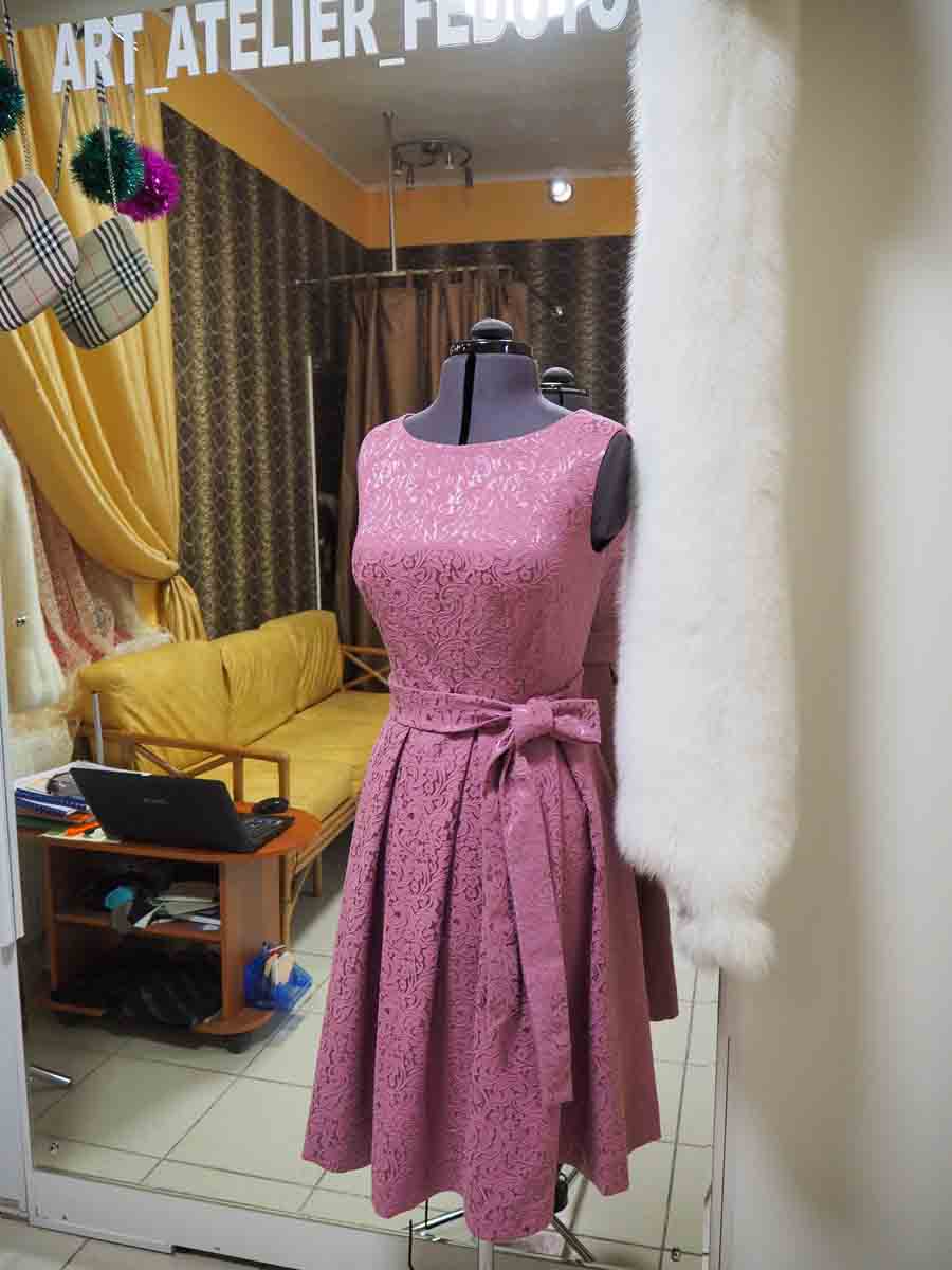 Коктейльное платье без рукавов