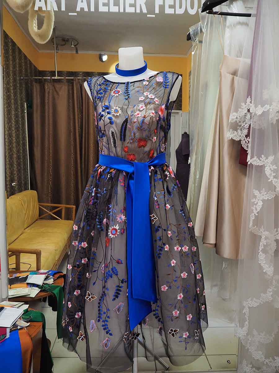 Коктейльное платье отрезное по линии талии из нежной сетки