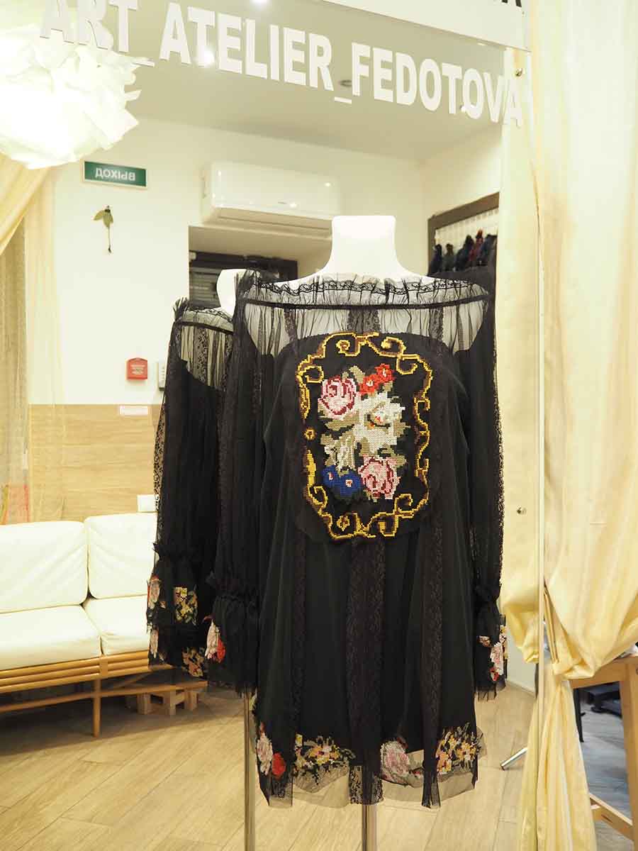 Коктейльное платье с вышивкой на сетке