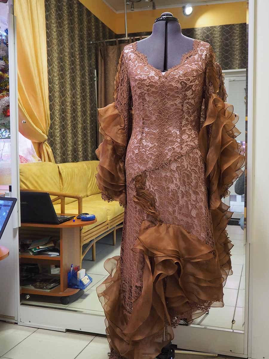 Кружевное платье прилегающего силуэта