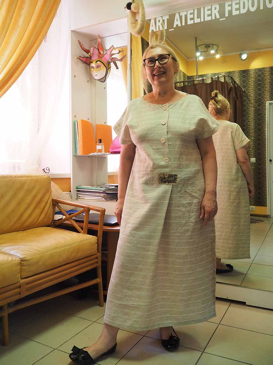 Льняное платье прямого силуэта со спущенным коротким рукавом