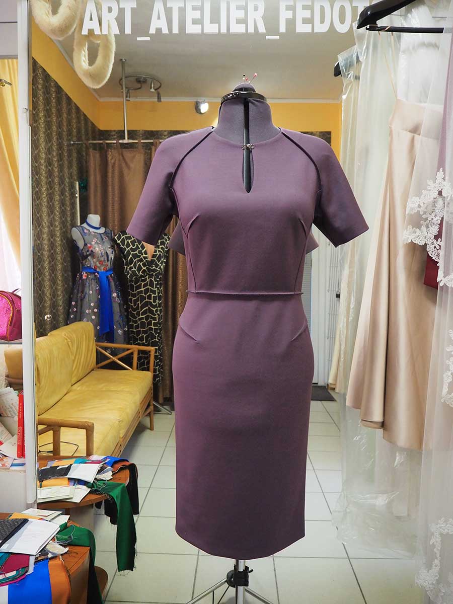 Трикотажное платье полуприлегающего силуэта