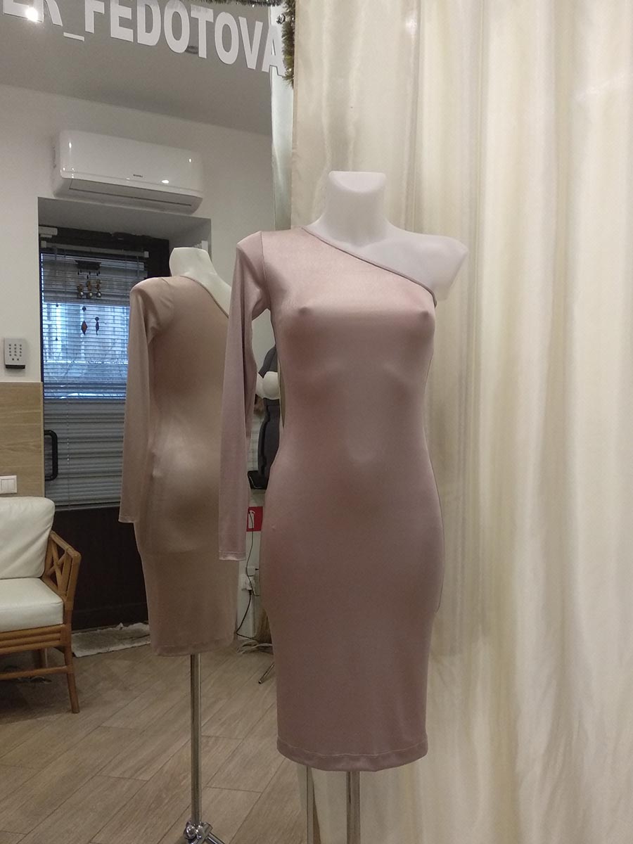 Облегающее платье ассиметричного фасона