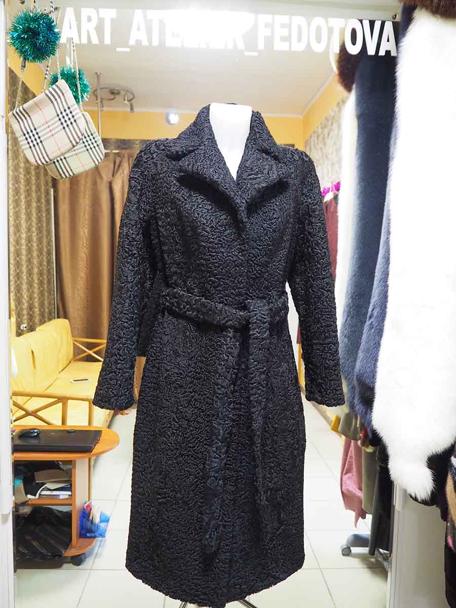 Пальто из меха каракуля