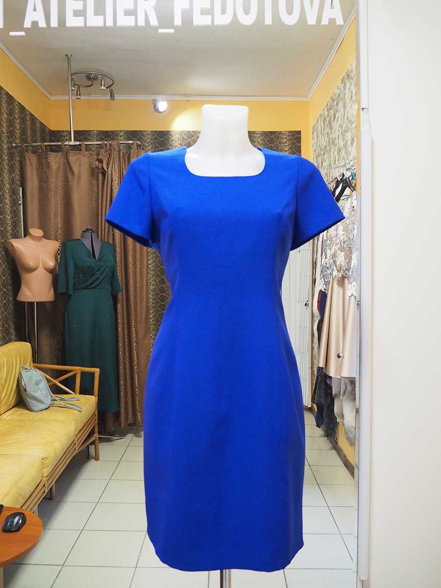 Платье-футляр полуприлегающего силуэта