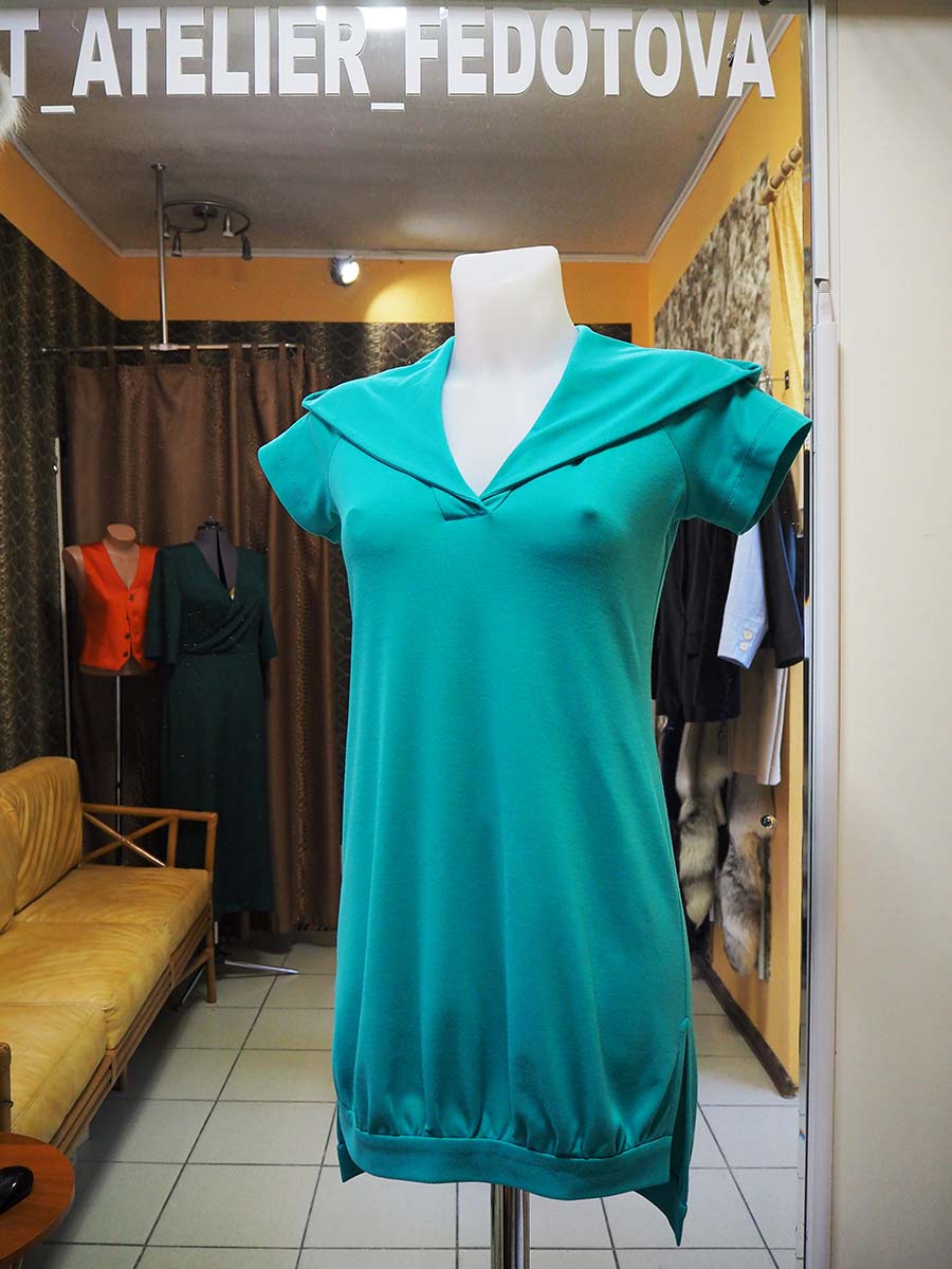 Платье спортивного кроя с коротким рукавом реглан