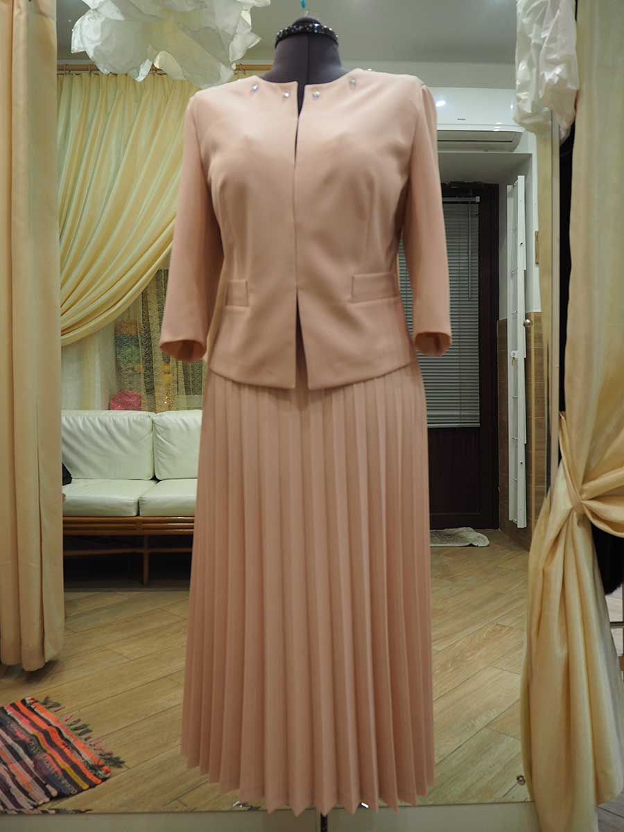 Женский костюм: жакет и юбка плиссе