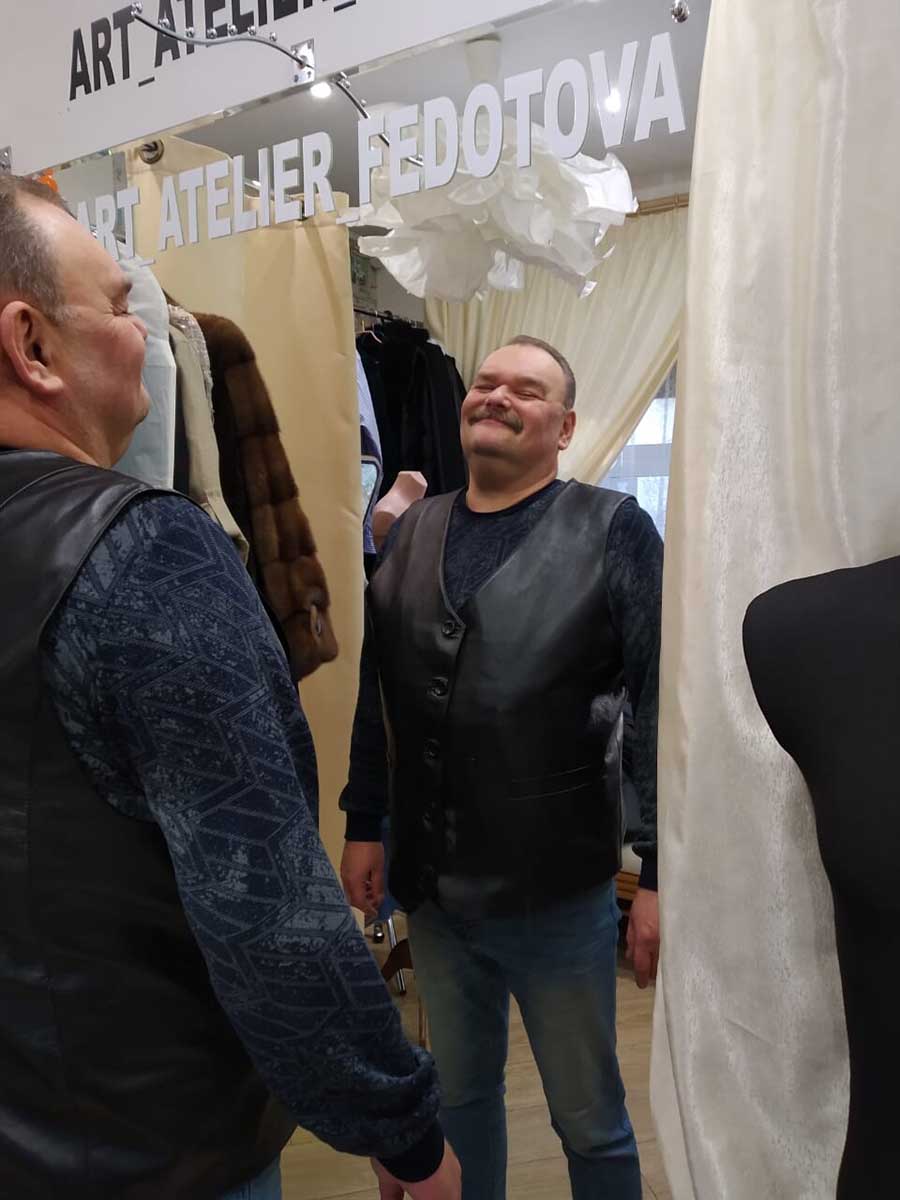 Жилет из черной натуральной кожи