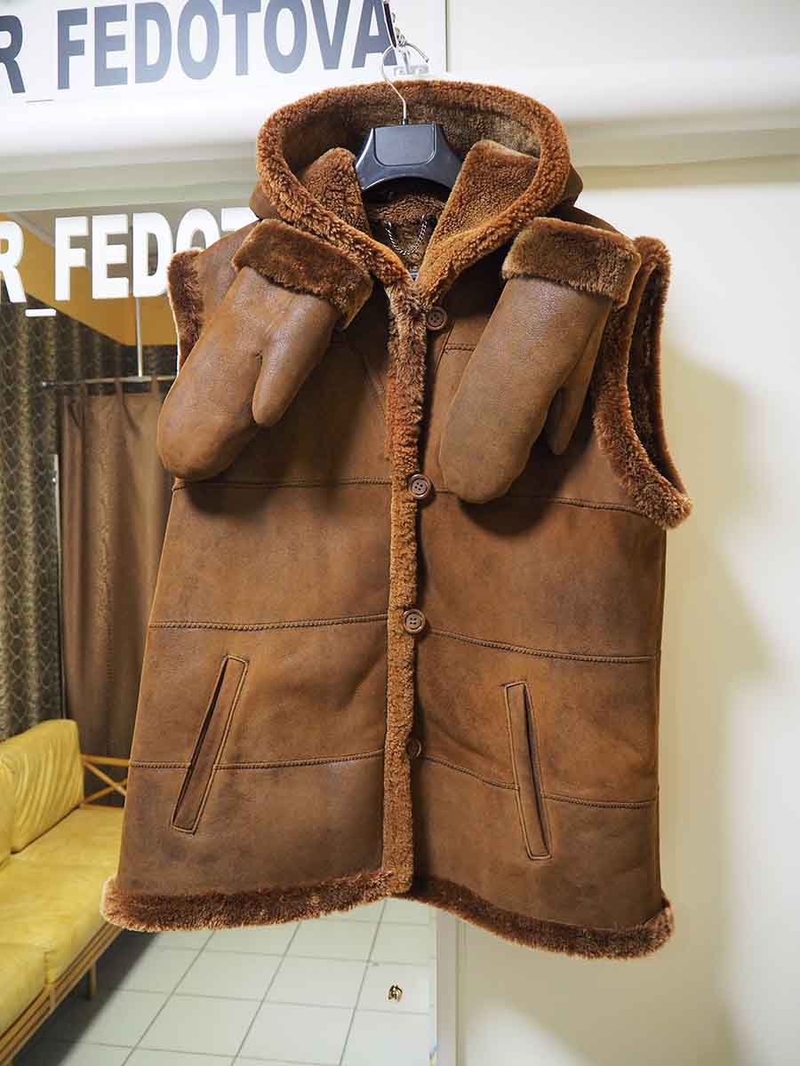 Жилет с капюшоном и варежки