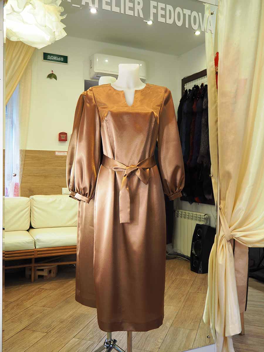 Золотистое платье из креп – атласа